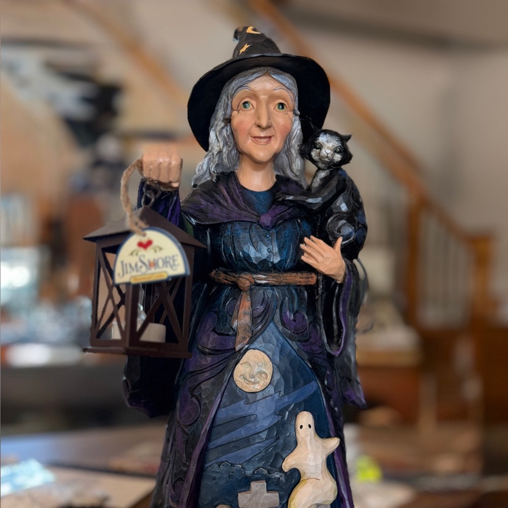 Jim Shore Heartwood Lighted Halloween Witch With Cat & Lantern 20"
Retired 2018